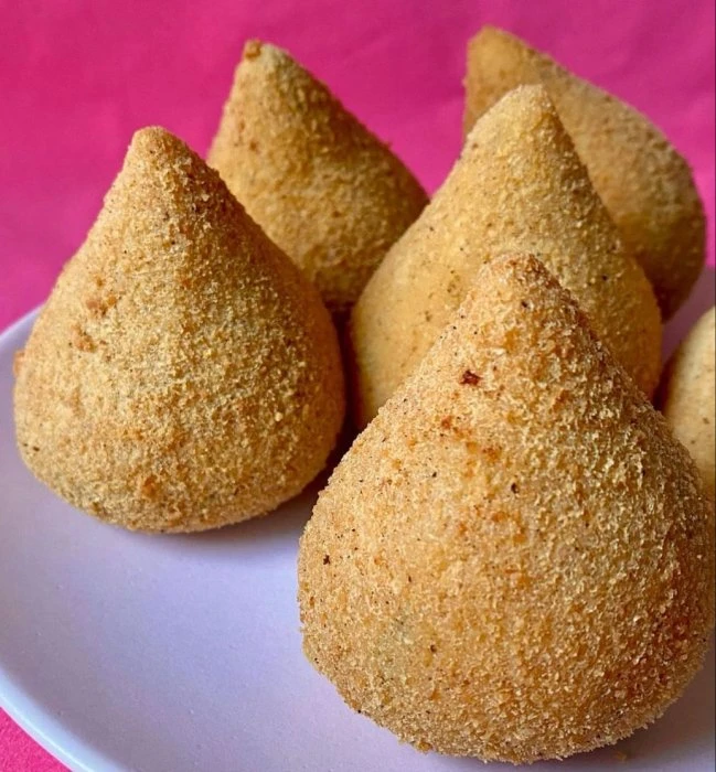 COXINHA DE CARNE COM MASSA DE MANDIOCA