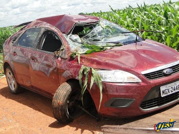O veículo foi parar cerca de 70 metros fora da pista