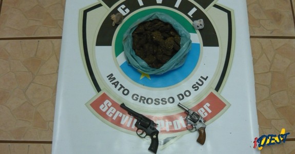 Armas e drogas apreendidas.