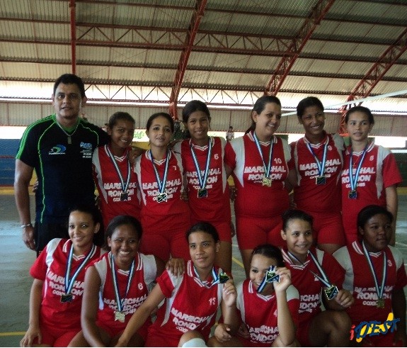 Equipe campeã e professor Alcides