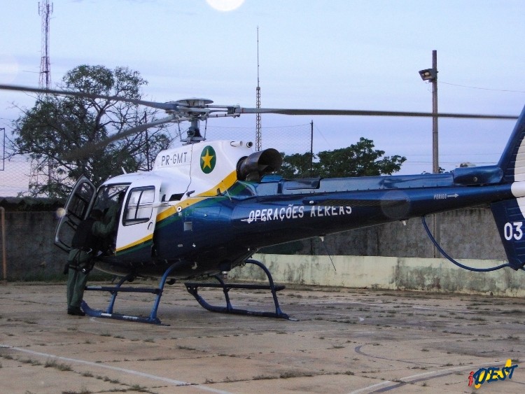 Helicóptero utilizado na operação pousado no patio da delegacia de Policia Civil