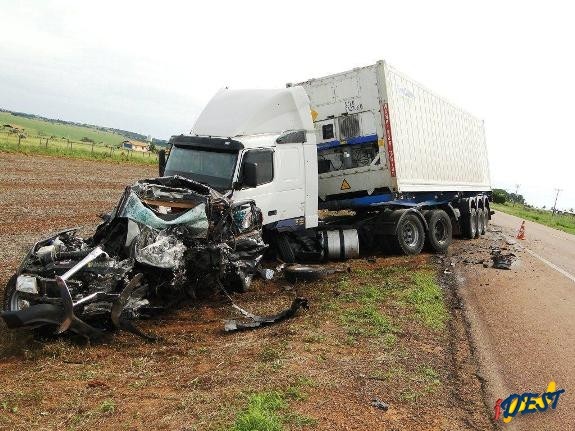 Acidente entre carreta e camionete que deixou duas vítimas fatais