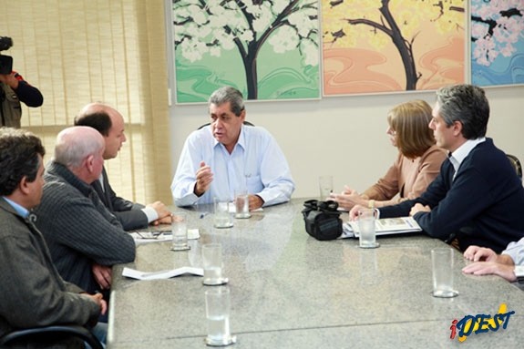Delegado do partido, Anito Fasino, Junior Mochi e vereadores com Governador