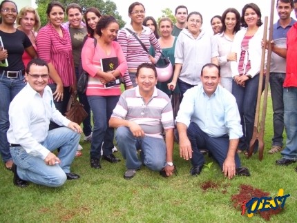 Alunos e professores participaram do plantio