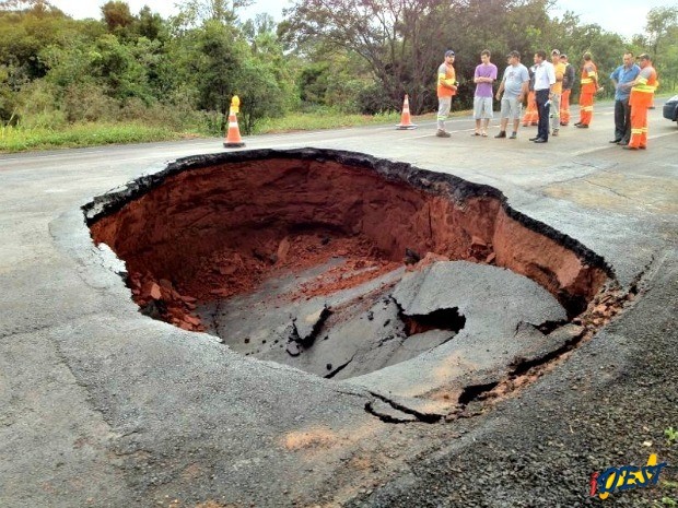 Trânsito está parcialmente interditado na rodovia.