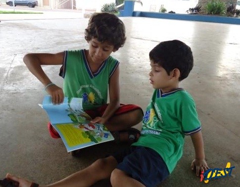 Aluno lendo para o coleguinha
