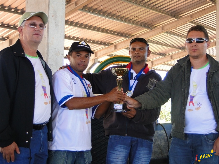 Representante da Rurícola recebendo o troféu de campeão