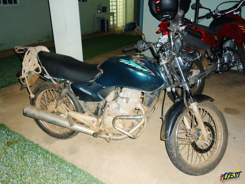 Motocicleta recuperada após perseguição.