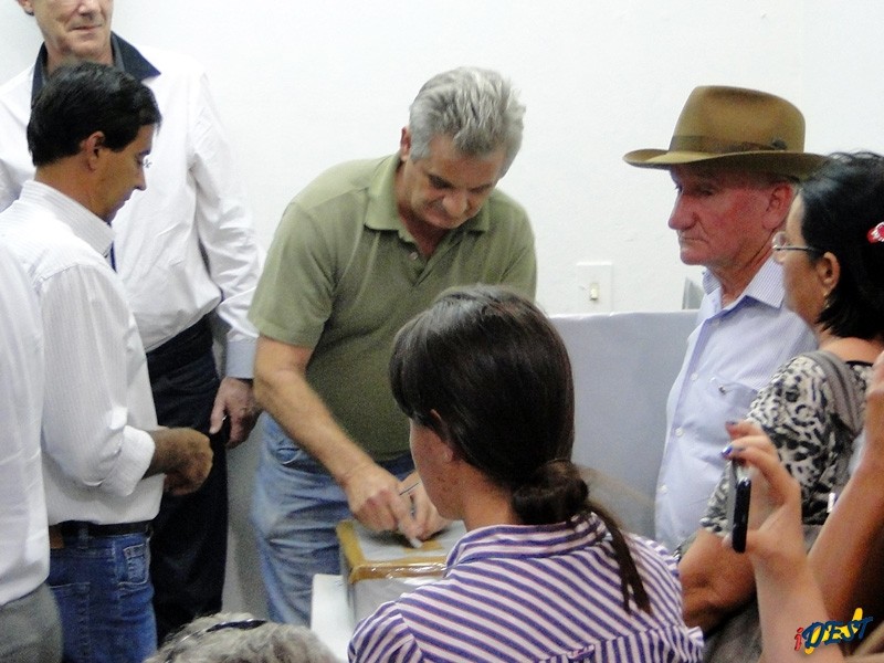 Membros do diretório votando propostas durante convenção