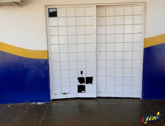 Danos materiais resultantes da colisão do veículo, na foto a porta já teria sido em parte desamassada
