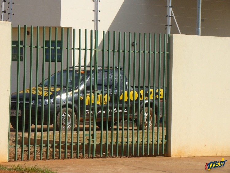 O carro do candidato ainda no patio do Detran em Sonora