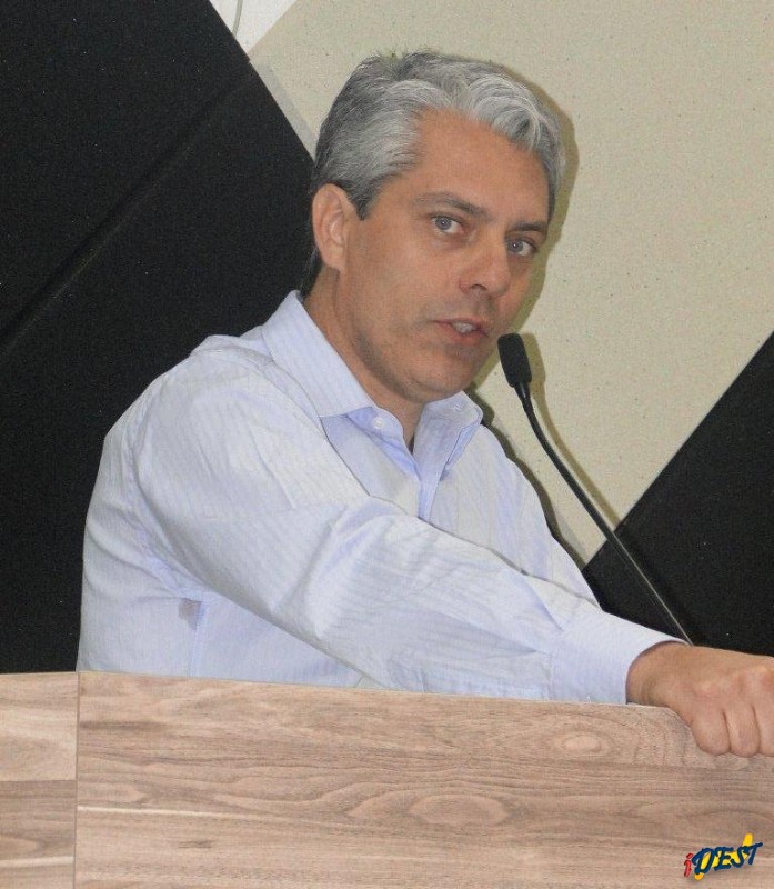 Fernando Rocha durante o uso da tribuna na sessão desta terça-feira