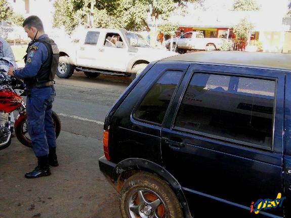 Polícia Militar durante a realização de blitz no município