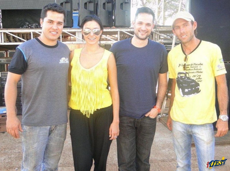 DJs com organizadores da festa