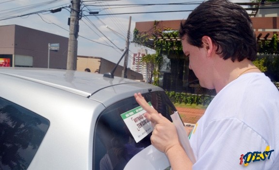 Presidente da ASMMP, Alexandre Lacerda, adesivando veículos na campanha