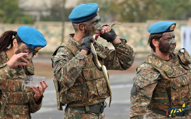 Militar comendo cobra