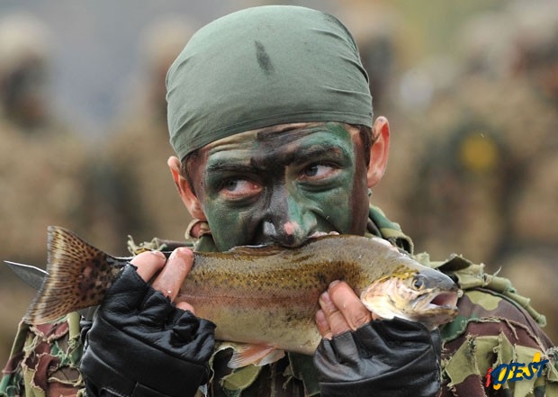 militar comendo peixe vivo