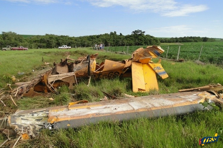 Aeronave ficou totalmente danificada com a queda.