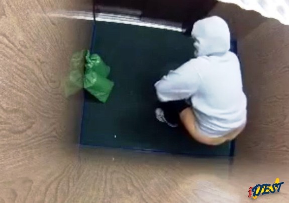 Mulher teria urinado na cabine todos os dias por cerca de três meses