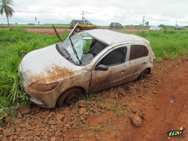 Veículo ficou parcialmente destruído.