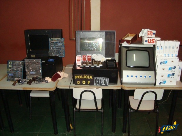 Armas estavam em potes de açúcar na cozinha, segundo a polícia.