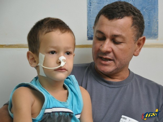 Menino que engoliu pilha poderá ter sequelas, diz médico
