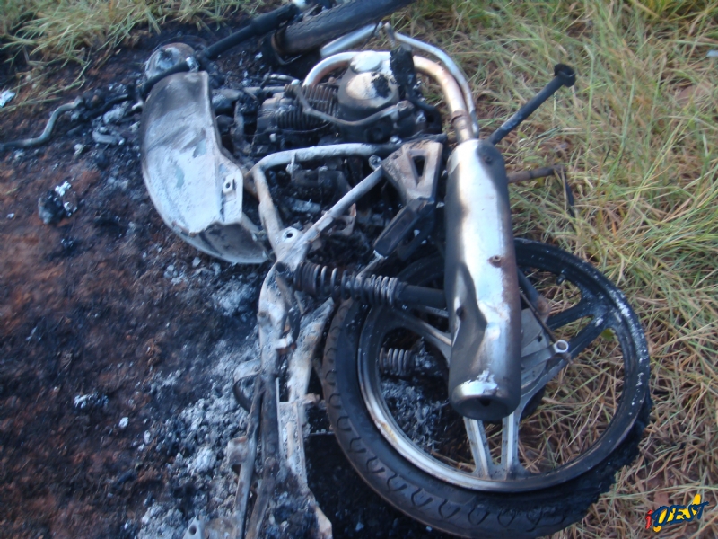 Moto do autor que foi incendiada por populares revoltados com o caso