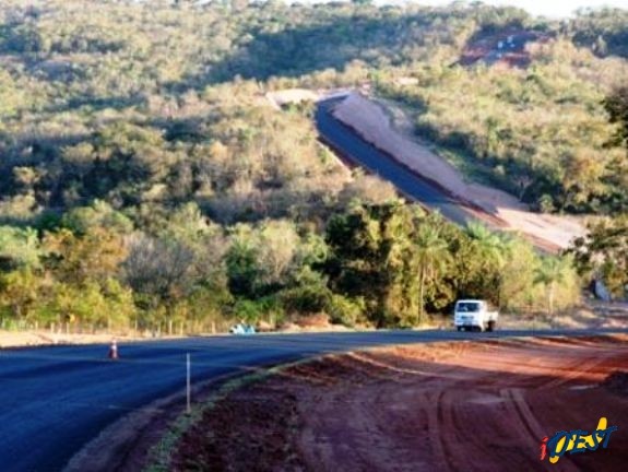 Asfalto sendo construído no trecho Camapuã/Figueirão