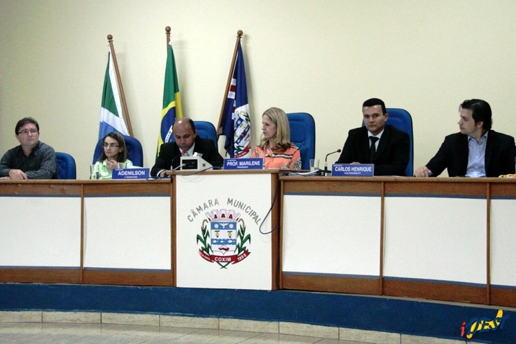 Vereadores e prefeito durante sessão desta terça-feira.