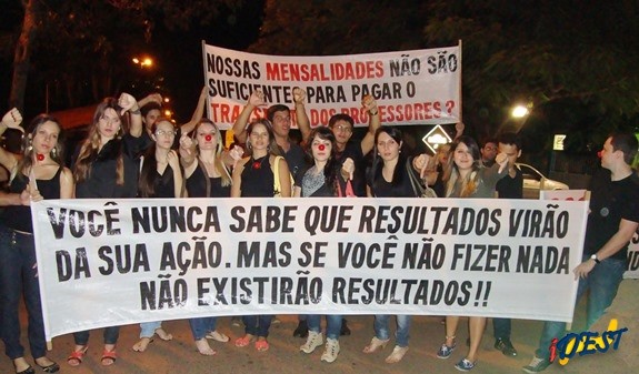 Acadêmicos durante protesto na noite desta quarta-feira 22