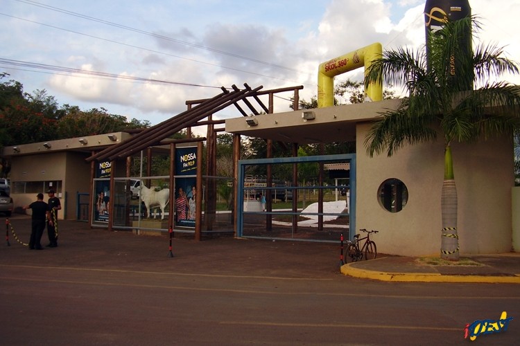 Entrada do Parque de Exposições em Camapuã