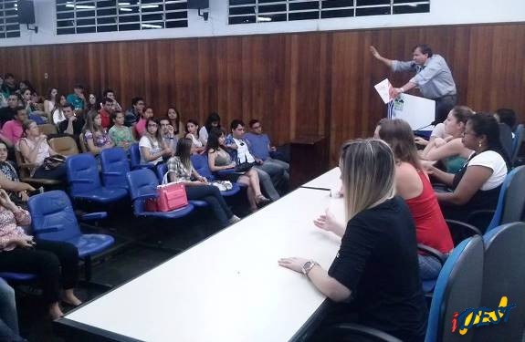 Acadêmicos e diretor do Campus  II da Anhanguera durante reunião realizada nesta segunda-feira 20