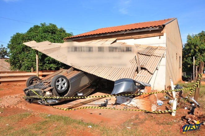 Veículo ficou com as rodas para cima dentro da varanda da casa