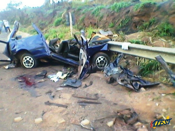 Veículo de família ficou totalmente destruído após a colisão