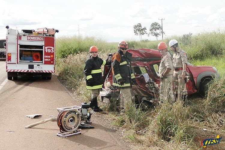 Corpo de Bombeiros precisou serrar as portas do veículo.