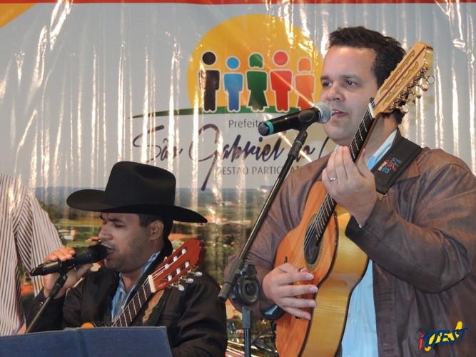 Luis Goiano e Girsel da Viola em show realizado quinta-feira 09