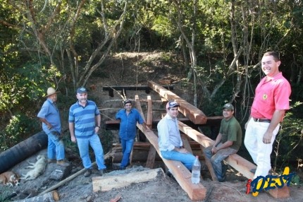 Prefeito durante vistoria a ponte