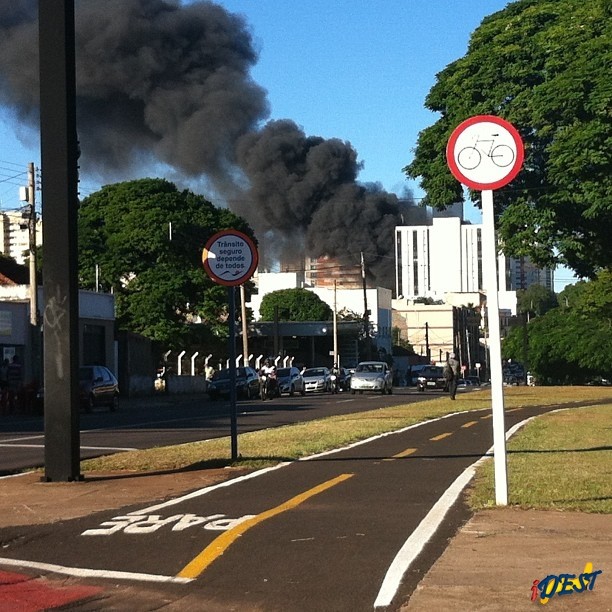 Uma cortina de fumaça pode ser vista a quilômetros de distância.