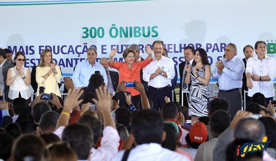 Puccinelli, Dilma e o ministro da Educação Aloízio Mercandante na entrega de 300 ônibus escolares