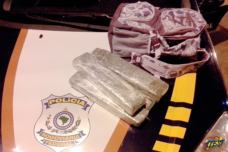 Droga apreendida pela PRF durante fiscalização em ônibus