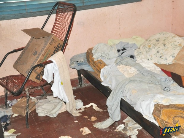 Quarto onde idosos ficaram amarrados após assalto
