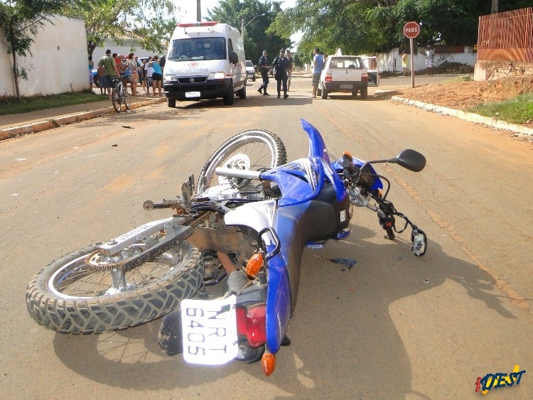 Com a pancada a motocicleta foi parar a mais de 10 metros da esquina