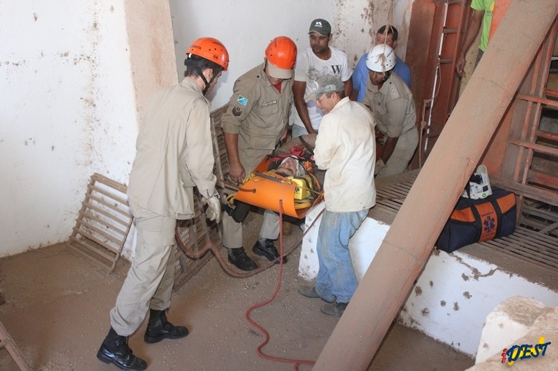 Corpo de Bombeiros resgatando o trabalhador