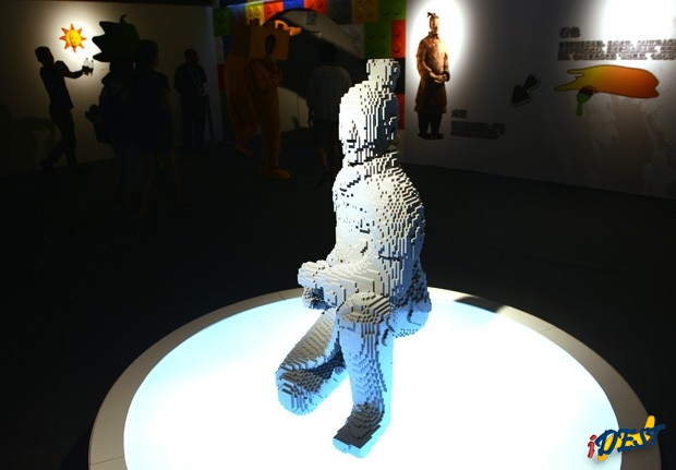 Guerreiro de terracota feito de Lego é parte da exposição "The Art of the Brick"