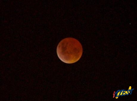 Em foto de 2007, Lua aparece avermelhada no ponto alto do eclipse observado em Guarulhos.