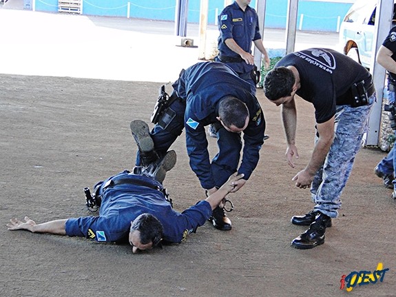 Policiais recebendo orientações sobre técnicas de abordagem.
