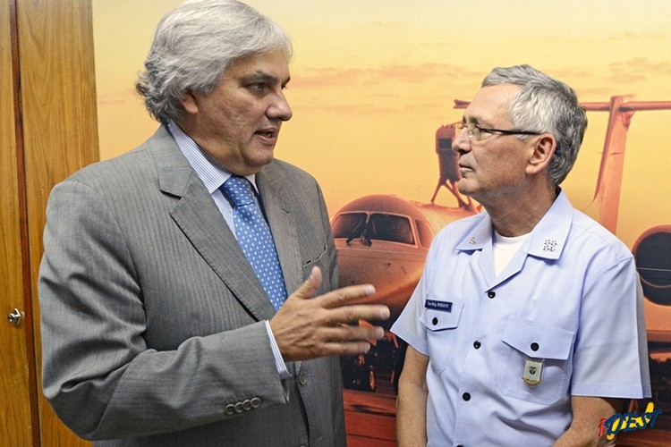 Delcídio com o comandante da Aeronáutica, brigadeiro Rossato.