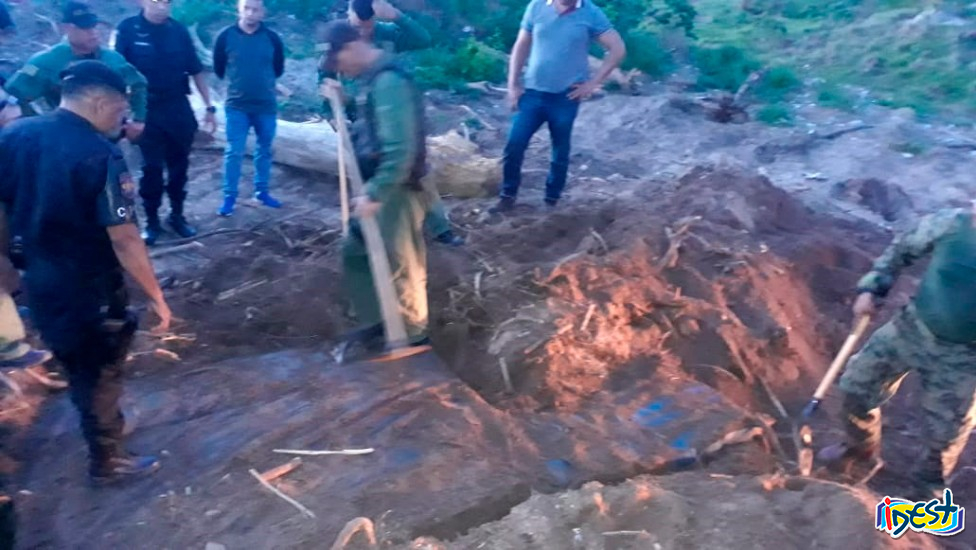 Policiais desenterrando entorpecentes na zona rural de Rio Verde.