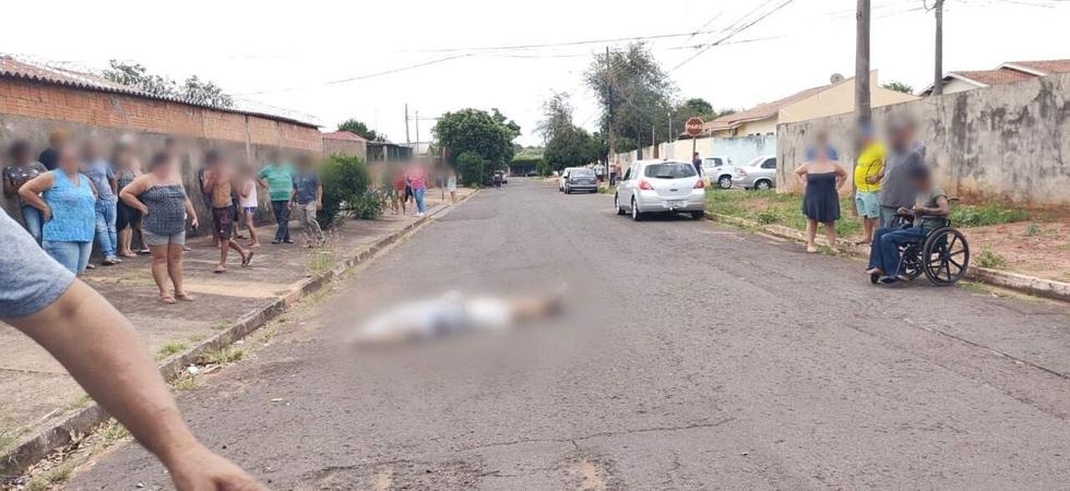 Corpo da vítima caído no meio da Rua Tamôio no final da manhã desta segunda-feira.