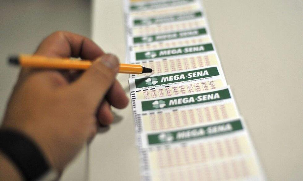 Caso apenas um único apostador leve o prêmio e aplique os R$ 115 milhões na poupança, ele receberá R$ 749 mil de rendimento no primeiro mês.